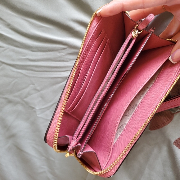 💕HP💕 Authentic MK Jet Set - Picture 10 of 16